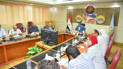 محافظ مطروح يبحث مطالب واحتياجات المواطنين 