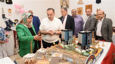 محافظ أسيوط يتفقد معرض منتجات المدارس والإدارات التعليمية