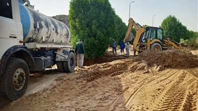 محافظ أسوان يوجه بسرعة الانتهاء من إصلاح الكسر بخط مياه الشرب بمنطقة الصداقة الجديدة