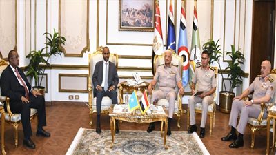 وزير الدفاع يبحث مع نظيره الصومالي التطورات الإقليمية والدولية وانعكاساتها على الأمن والاستقرار بأفريقيا