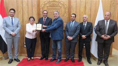 الصحة تكرم رؤساء 3 أقسام نساء وتوليد بمستشفيات قنا