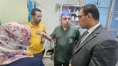 وكيل وزارة العمل بالدقهلية يزور مصاب حادث سقوط سقالة ويصرف تعويضات للضحايا 