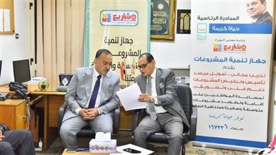 محافظ أسيوط يسلم بعض رخص المحلات وشيكات عملاء الإقراض المباشر بتكلفة 2.5 مليون جنيه