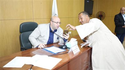 في اللقاء الأسبوعي بالمواطنين.. مساعدة مالية ودعم لسيدتين لتحسين ظروفهما المعيشية ببني سويف