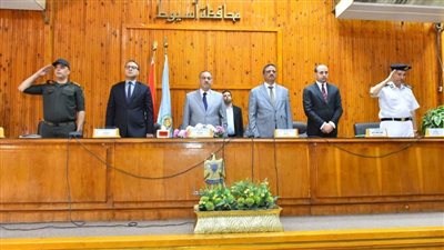 محافظ أسيوط يترأس جلسة المجلس التنفيذي ويوجه بتطوير الميادين بالمراكز والأحياء 