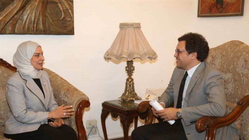 وزير الثقافة وسفيرة