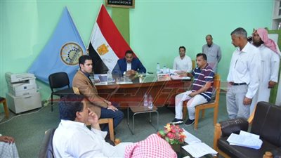 محافظ مطروح يسلم ٣٠ عقدًا بمدينة شمس الحكمة الجديدة 