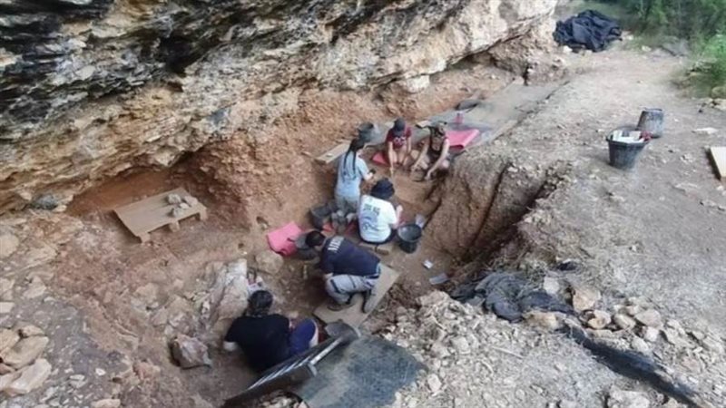 أعمال تنقيب في كهف