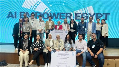 وزير الاتصالات يُكرم الطلاب الفائزين بالمراكز الأولى في هاكثون الذكاء الاصطناعي