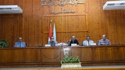 محافظ أسيوط يعقد لقاءً لإطلاق مبادرة مجتمعية لإقامة معارض أهلا مدارس بتخفيضات 25%