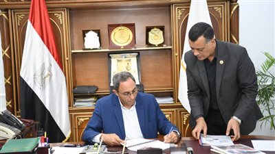 محافظ قنا يكرم أوائل الدورات التدريبية بمركز التنمية المحلية بسقارة