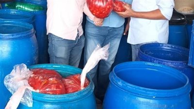 ضبط 2100 عبوة شاي منتهية الصلاحية و3 أطنان مخلل غير صالحة للاستهلاك الآدمي