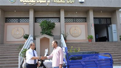 محافظ الإسماعيلية يسلم مواطن تروسيكل لتأمين دخل مناسب لأسرته