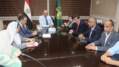 محافظ القليوبية يلتقي أعضاء الاتحاد المحلي لعمال القليوبية 