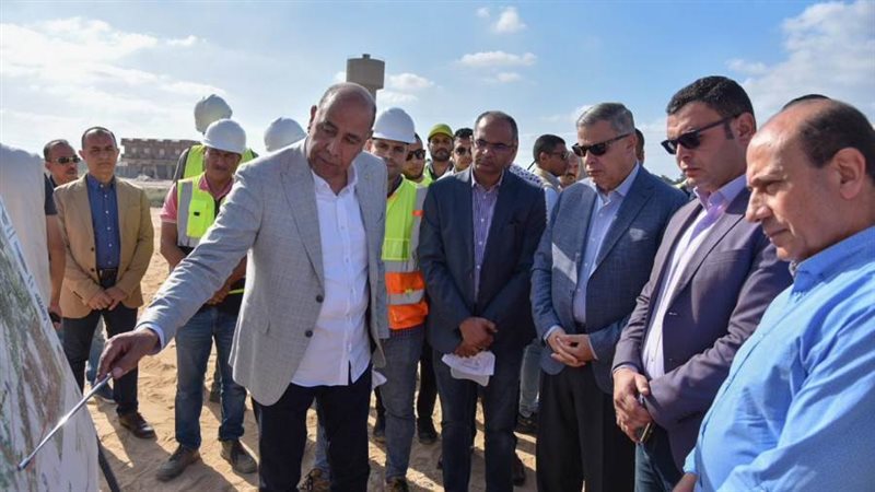 وزير الإسكان ومحافظ