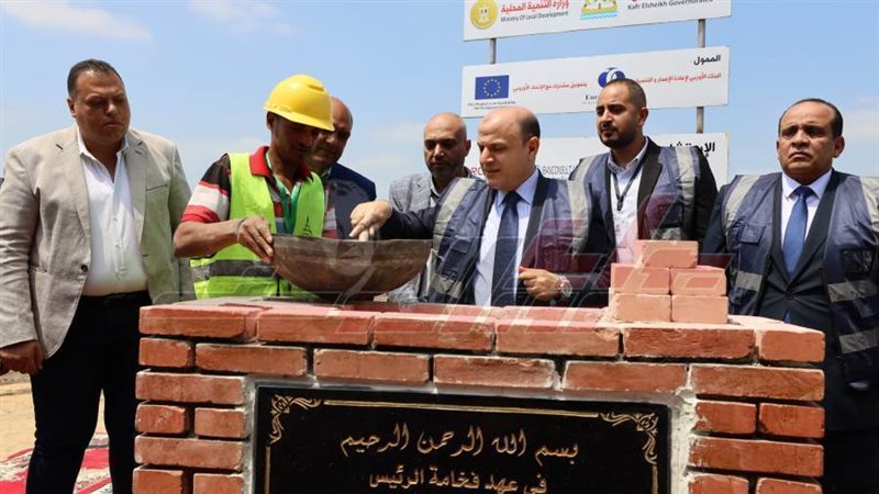 المحافظ يضع حجر الاساس