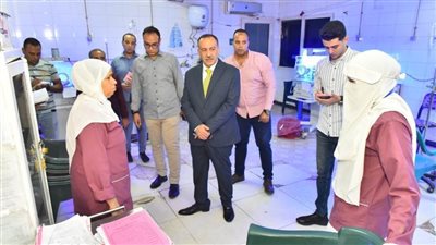 محافظ أسيوط يفاجئ مستشفى ديروط ليلاً ويوجه بتوفير الأدوية وارتداء الزي الرسمي