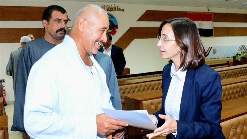 تسليم عقود الأراضى