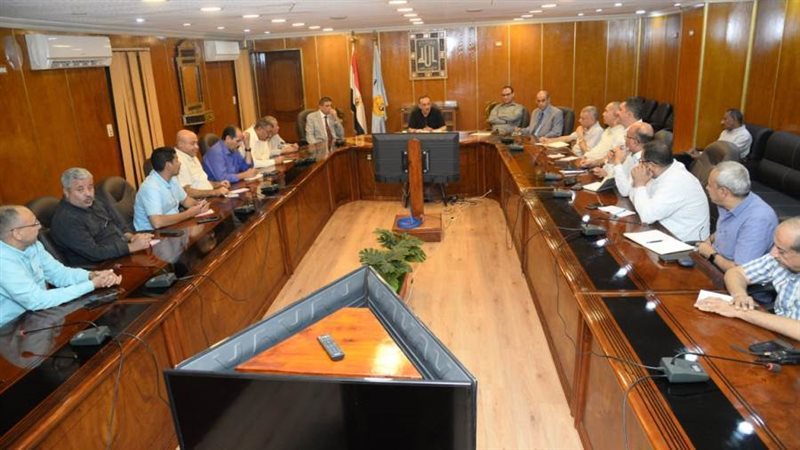 محافظ أسيوط يجتمع