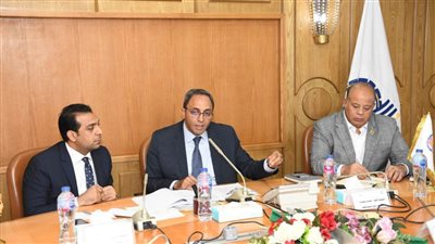 محافظ قنا يكرم العاملين بإدارة المراجعة الداخلية والحوكمة