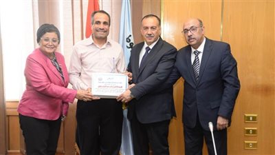 محافظ أسيوط يكرم طبيبين لجهودهما في زيادة معدلات الولادة الطبيعية الآمنة