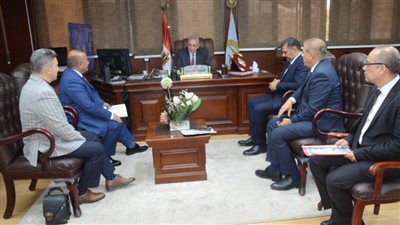 بالصور.. محافظ الغربية يناقش موقف التحول الرقمي وميكنة الخدمات المحلية