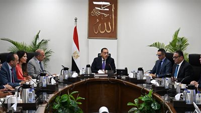 رئيس الوزراء يستعرض خطط ومشروعات شركة 