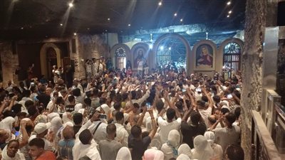 بالملابس البيضاء والطبول.. وفود الجالية الإثيوبية والإريترية يشاركون في ختام احتفالات دير درنكة بأسيوط