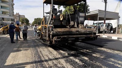 محافظ أسيوط يتفقد أعمال الرصف بحي شرق 