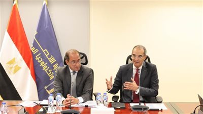 وزيرا المالية والاتصالات: نستهدف تحفيز الشركات المصنعة للهواتف المحمولة على التصدير للخارج