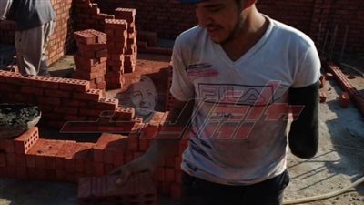 بذراع واحد.. ”سعيد“ مساعد بناء 12 ساعة يوميًا