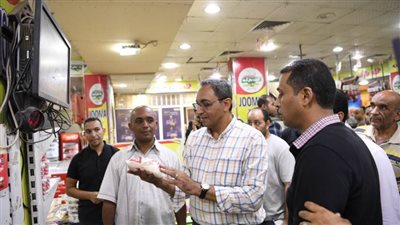 للوقوف على مستوى الخدمات.. محافظ قنا يفاجئ عددًا من الإدارات الحكومية بقوص