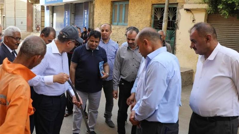 محافظ المنيا يحمل