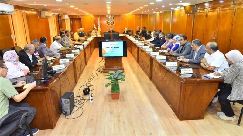 اجتماع محافظ أسيوط