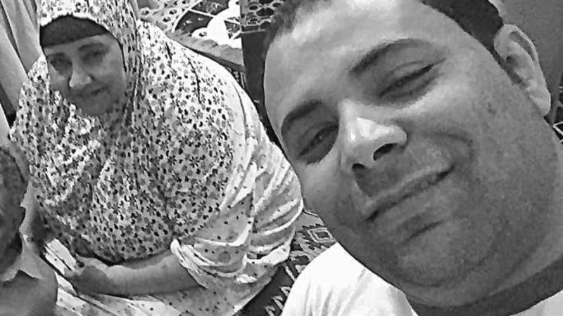 عاطف شادي ووالدته