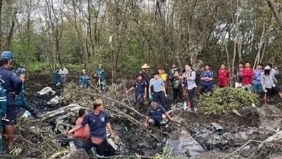 عاجل.. طائرة تايلاندية تسقط برأسها وتغوص في الأرض على عمق ١٠ أمتار