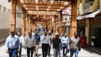 محافظ أسوان بالسوق السياحى القديم.. يشدد على إلزام أصحاب المحلات بخطوط التنظيم