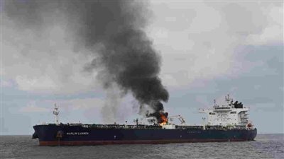اندلاع حرائق على متن ناقلة نفط استهدفها الحوثيون بالبحر الأحمر