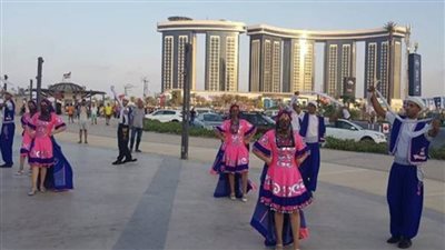 الممشى السياحي بالعلمين الجديدة يستقبل فرقتي سوهاج والعريش للفنون الشعبية