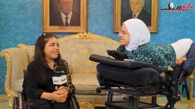 أميرة حربي.. تتحدى عجلات الكرسي وتصنع إبداعًا وبطولة بأجنحة الأحلام.. 