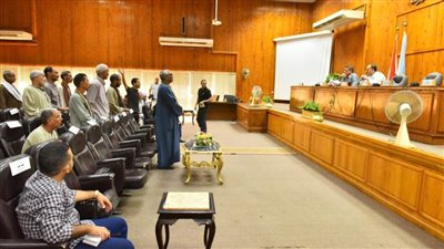 محافظ أسيوط يناقش سبل تنمية الموارد وتعظيم الإيرادات للعبارات النهرية 