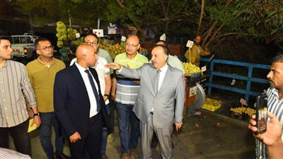 محافظ أسيوط يقوم بجولة بمنطقة الأربعين ويوجه بتطهير ترعة الملاح