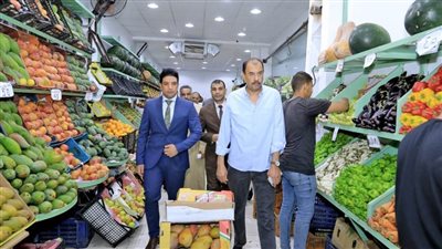 محافظ سوهاج يتفقد مواقع منافذ بيع الخضر والفاكهة المنقولة من الشوارع الرئيسية