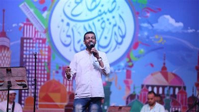غناء ماهر محمود يجذب أنظار جمهور ساحة الهناجر في 