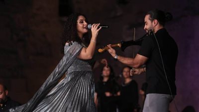 نسمة محجوب تبهر الجمهور بمزيج من الأغاني الشرقية والغربية