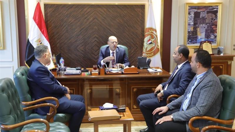 وزير العمل ووفد النقابة