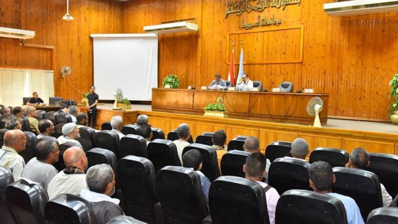 محافظ أسيوط يلتقي