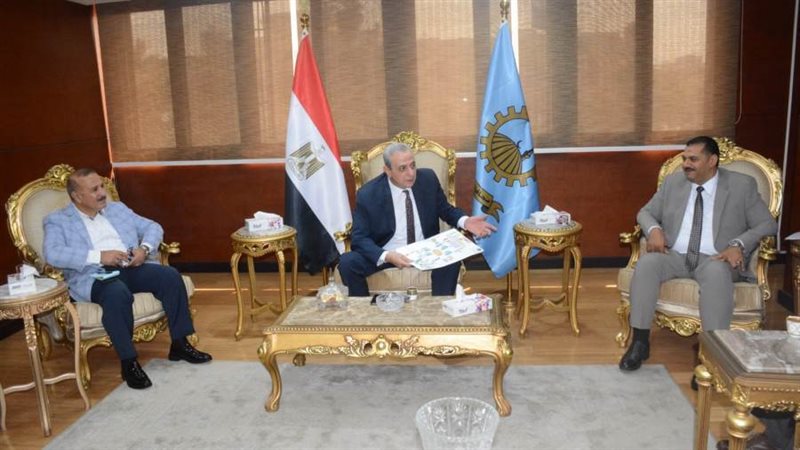 جانب من اجتماع محافظ