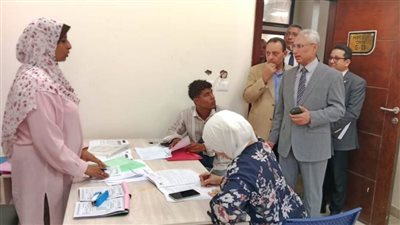  د. فرحات يتفقد انتظام إجراءات قيد الطلاب بجامعة المنيا الأهلية 