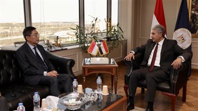وزير السياحة والآثار يبحث مع سفير سنغافورة بالقاهرة تنمية فرص الاستثمار السياحي